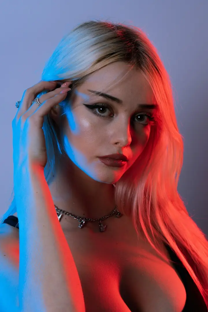 Editorial portret met stedelijke achtergrond